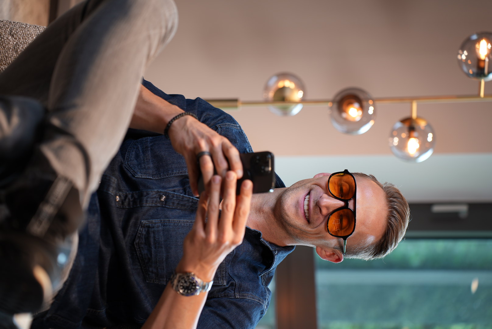 Alex Gutinger mit Smartphone